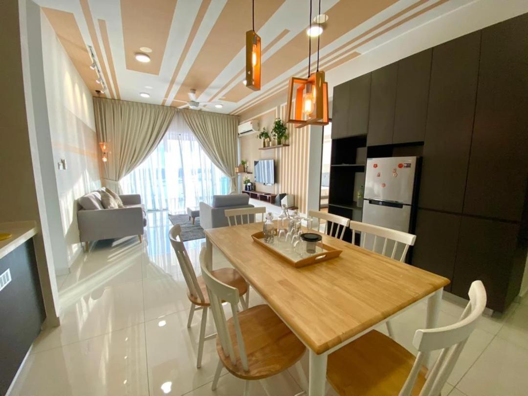 Royal Strand Danga Bay Abang Payung Pangsapuri *